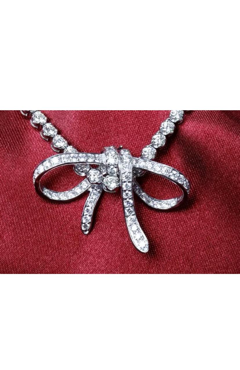 Round Cut 2.60 Carats  Round Brillant Shape Diamonds 18K Gold Pendant For Sale