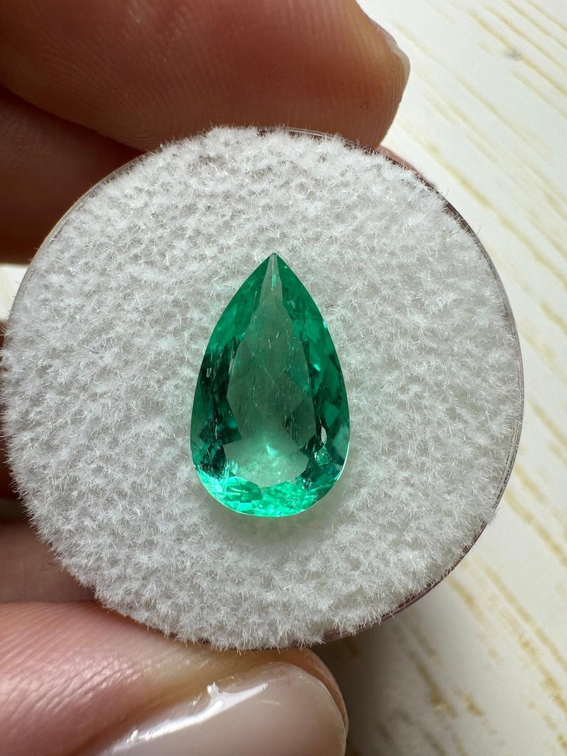 Stein: Smaragd
Gewicht: 2,60 Karat
Form: Birnenschliff
Klarheit: Transparent
Lüster: Ausgezeichnet
Farbe: Mittelgrün
Abmessungen: 13,00 mm x 7,93 mm x 4,89 mm
Geografische Herkunft: Kolumbien
Behandlung: Natürlich, Ölen

Bemerkungen: Aufgrund der