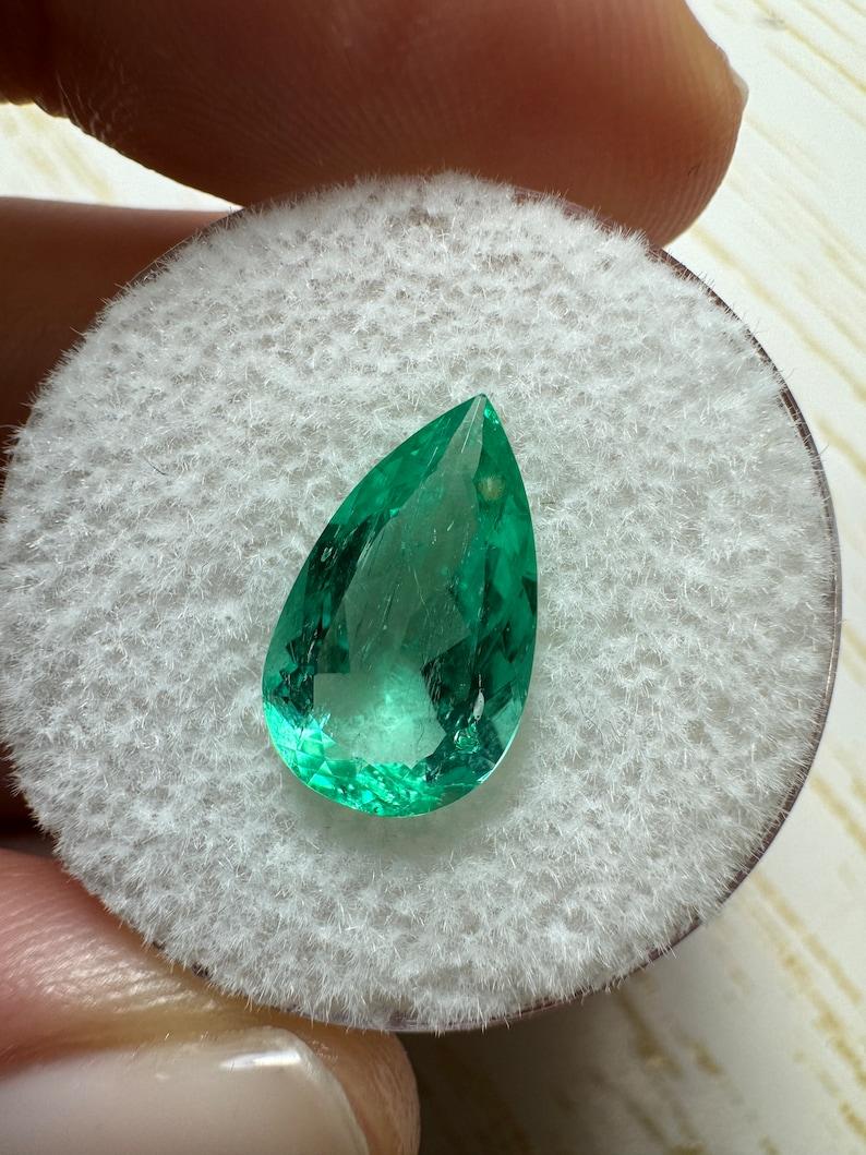 2,60 Karat 13x8 Birnenschliff gesprenkelter grüner kolumbianischer Smaragd im Birnenschliff - Echter Mai Geburtsstein (Moderne) im Angebot