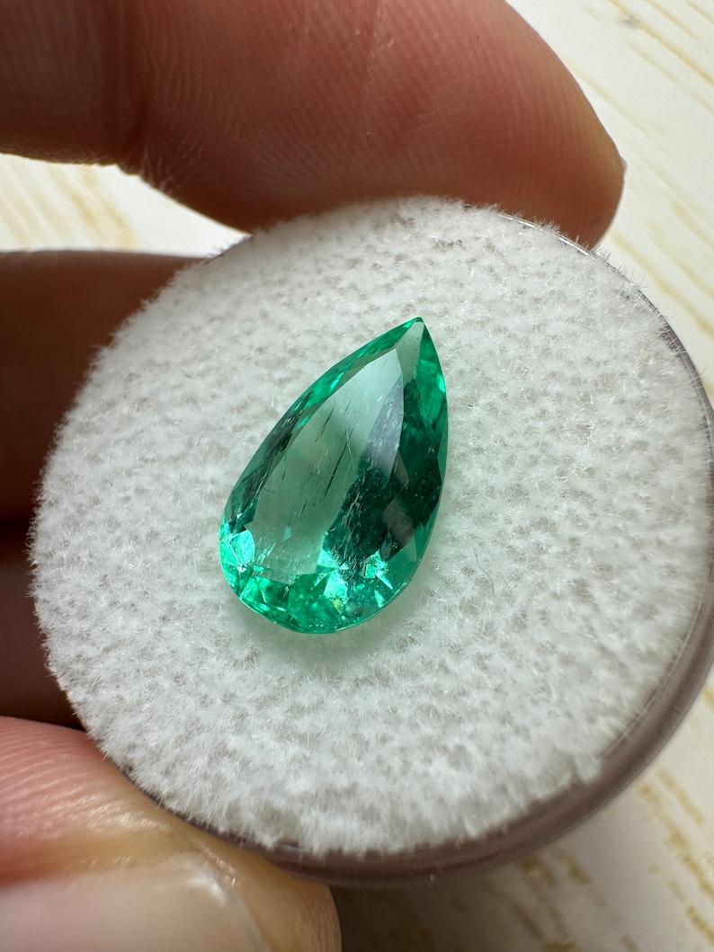2,60 Karat 13x8 Birnenschliff gesprenkelter grüner kolumbianischer Smaragd im Birnenschliff - Echter Mai Geburtsstein im Zustand „Neu“ im Angebot in Jupiter, FL
