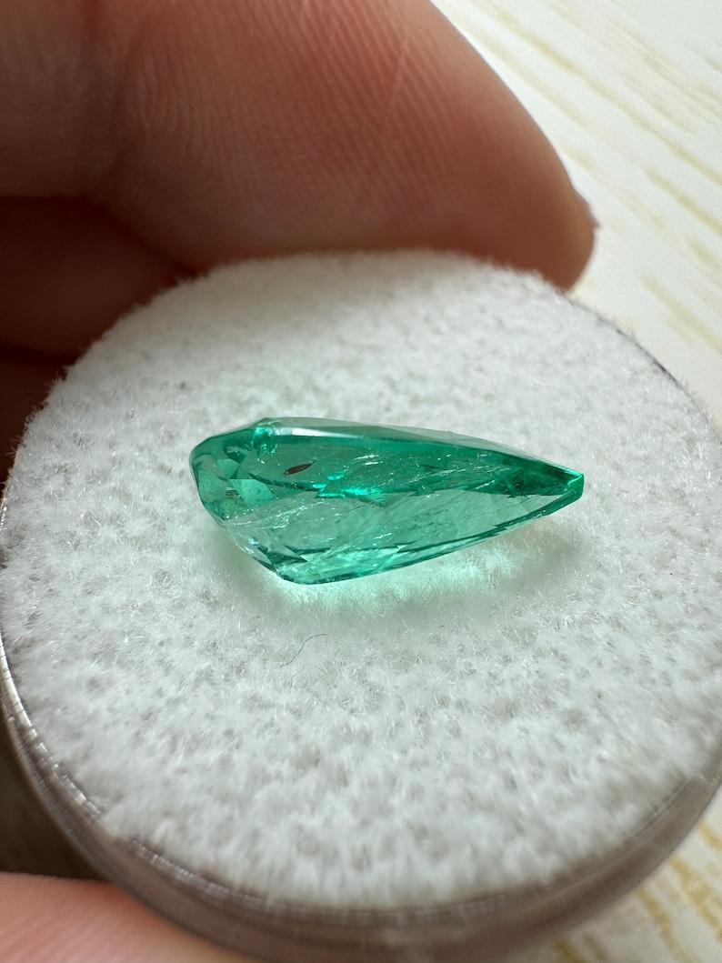 2,60 Karat 13x8 Birnenschliff gesprenkelter grüner kolumbianischer Smaragd im Birnenschliff - Echter Mai Geburtsstein im Angebot 1