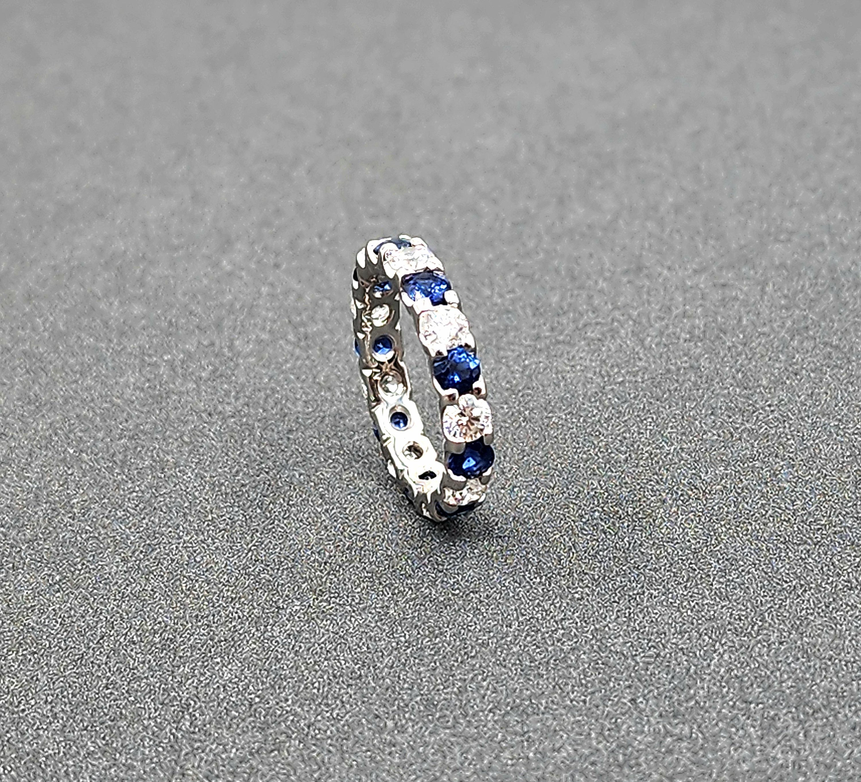 2.60 ct Natural Sapphire & Diamond Eternity Ring In New Condition For Sale In Chicago, IL