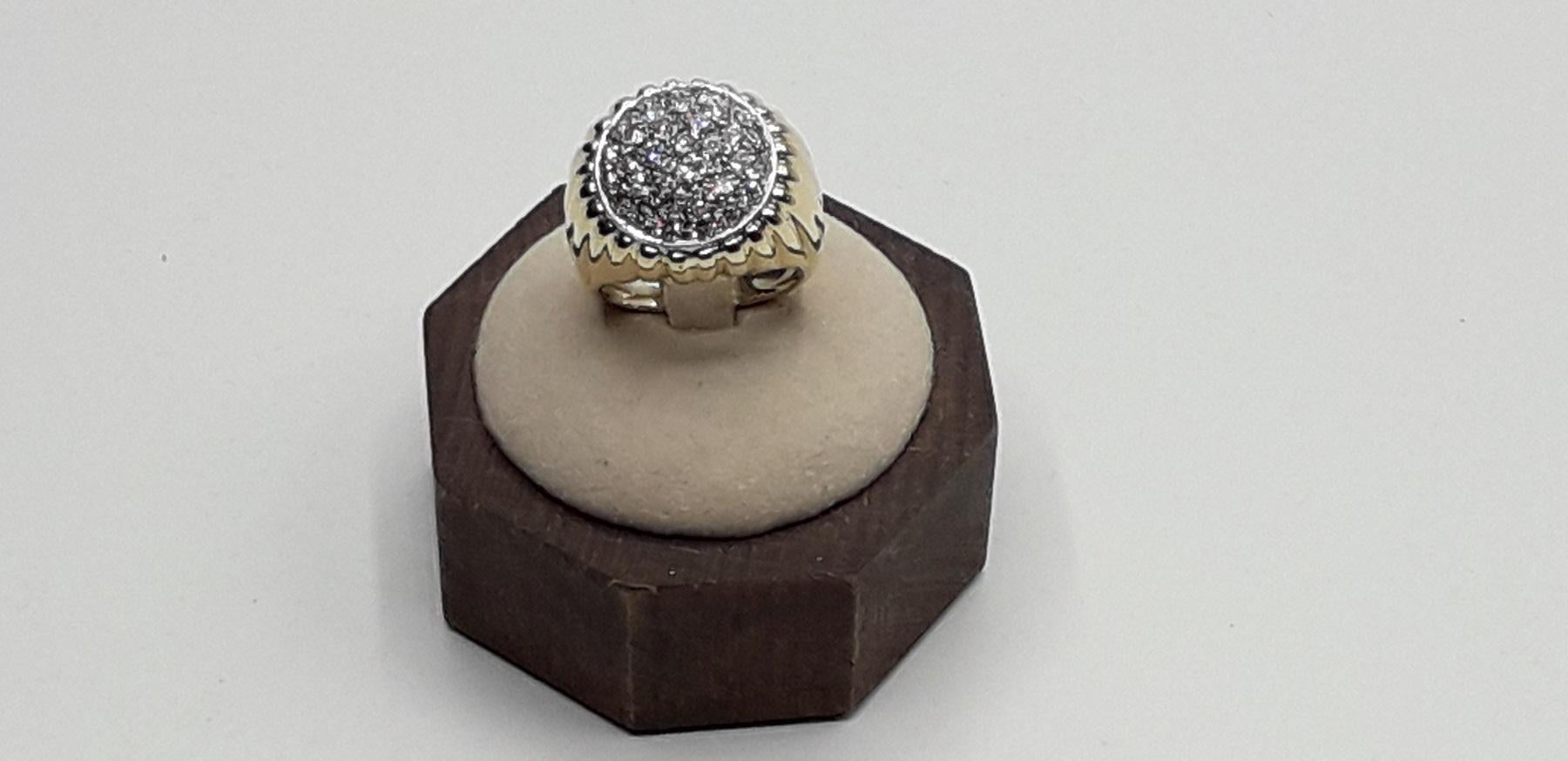 18Kt Gold ring with 2.60 brilliant cut diamonds in the hundred. Ring size Italian 17 please see the conversion in the table in the picture. This beautiful ring of Italian luxury jewelry is perfect for a refined and elegant woman. Total weight 12.60