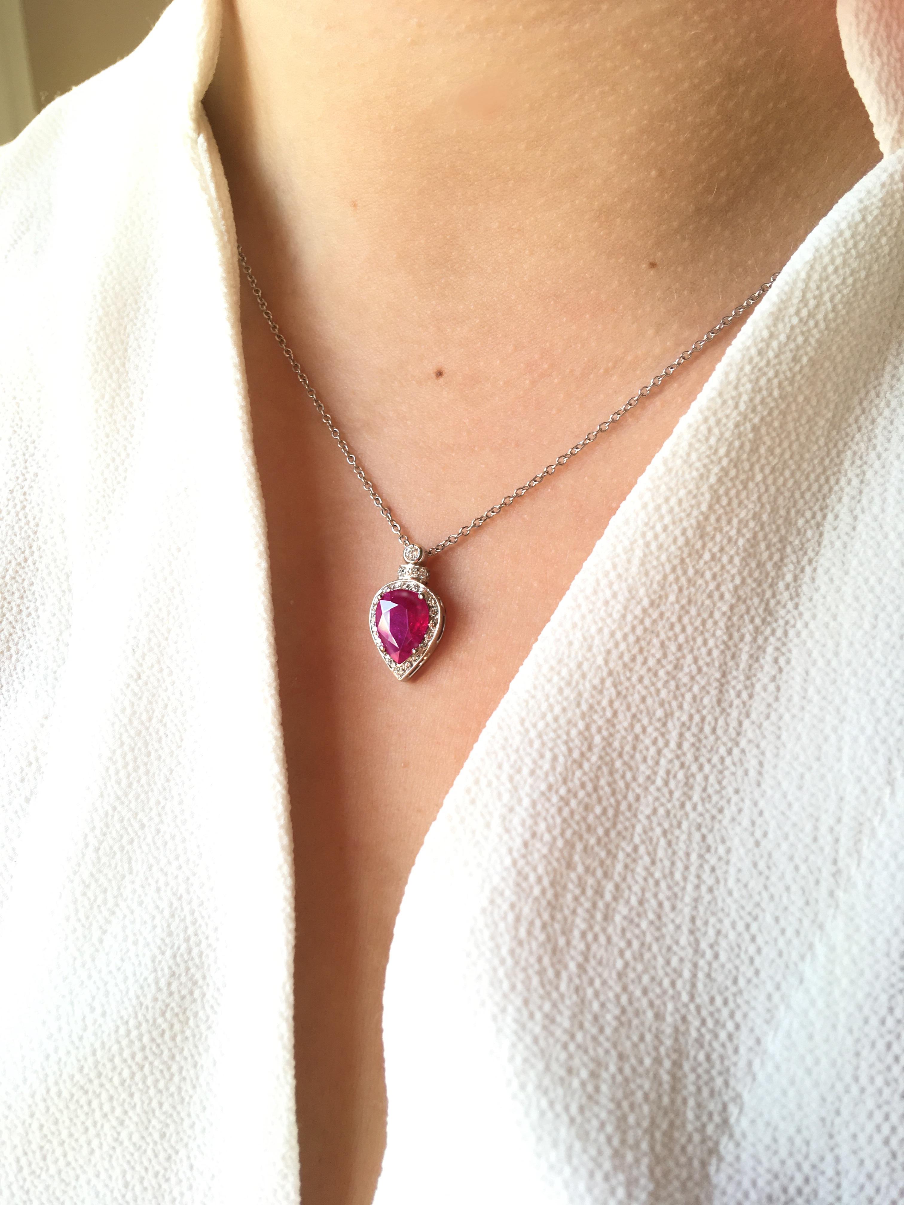 Rossella Ugolini Design Collection, a beautiful 2.60 Karat Ruby 0,20 White Diamonds 18 Karat White Gold Chain Modern Necklace. Ruby is present in our imagination for its red color, a shade that evokes passion, love and vital energy.
This drop ruby