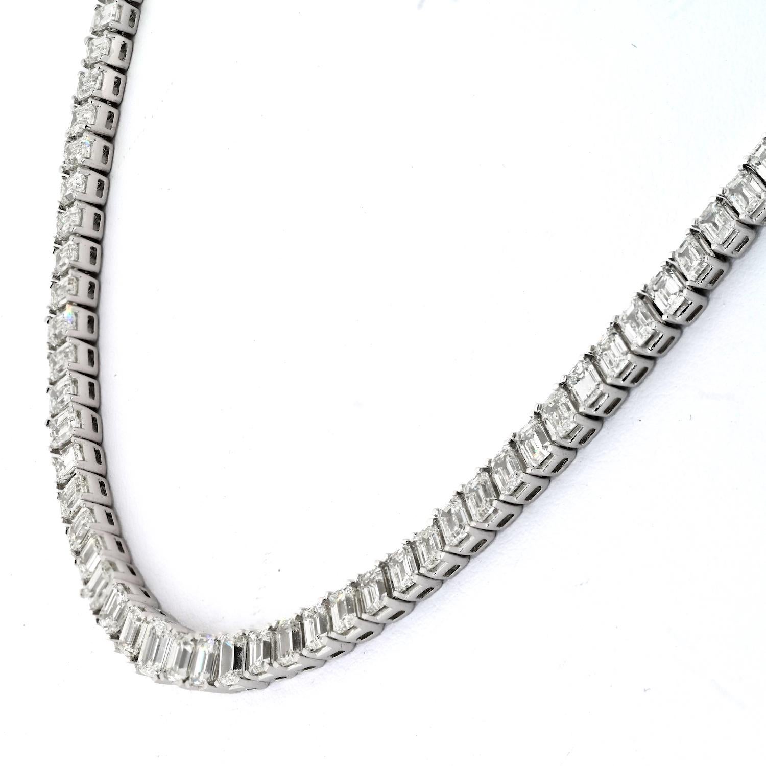 26,00 Karat 18K Weißgold Damen-Tennis-Halskette mit Diamanten im Smaragdschliff im Angebot 1
