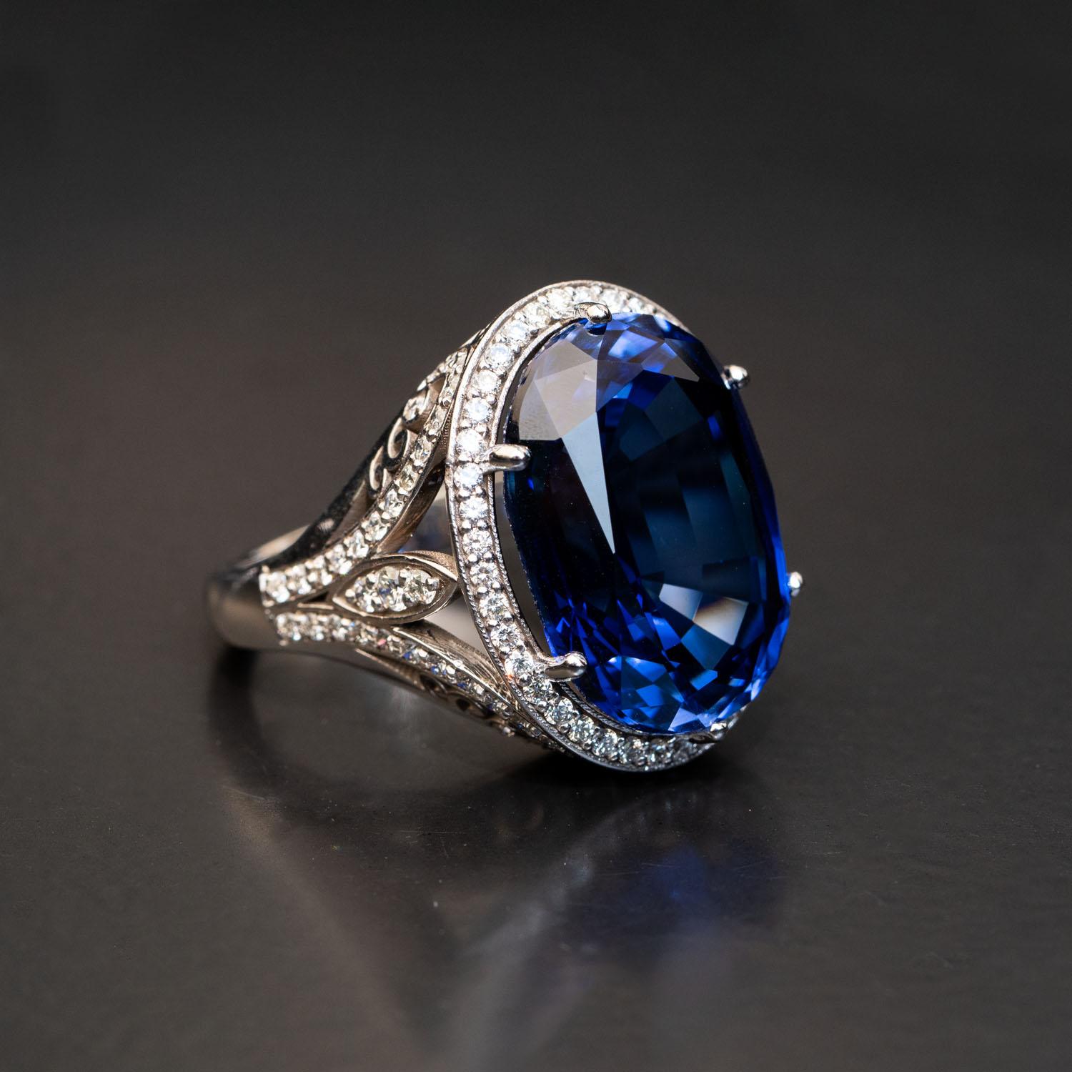 26,00 Karat ovaler Saphir-Ring 1,20 Karat natürliche Diamanten Statement-Ringe (Ovalschliff) im Angebot