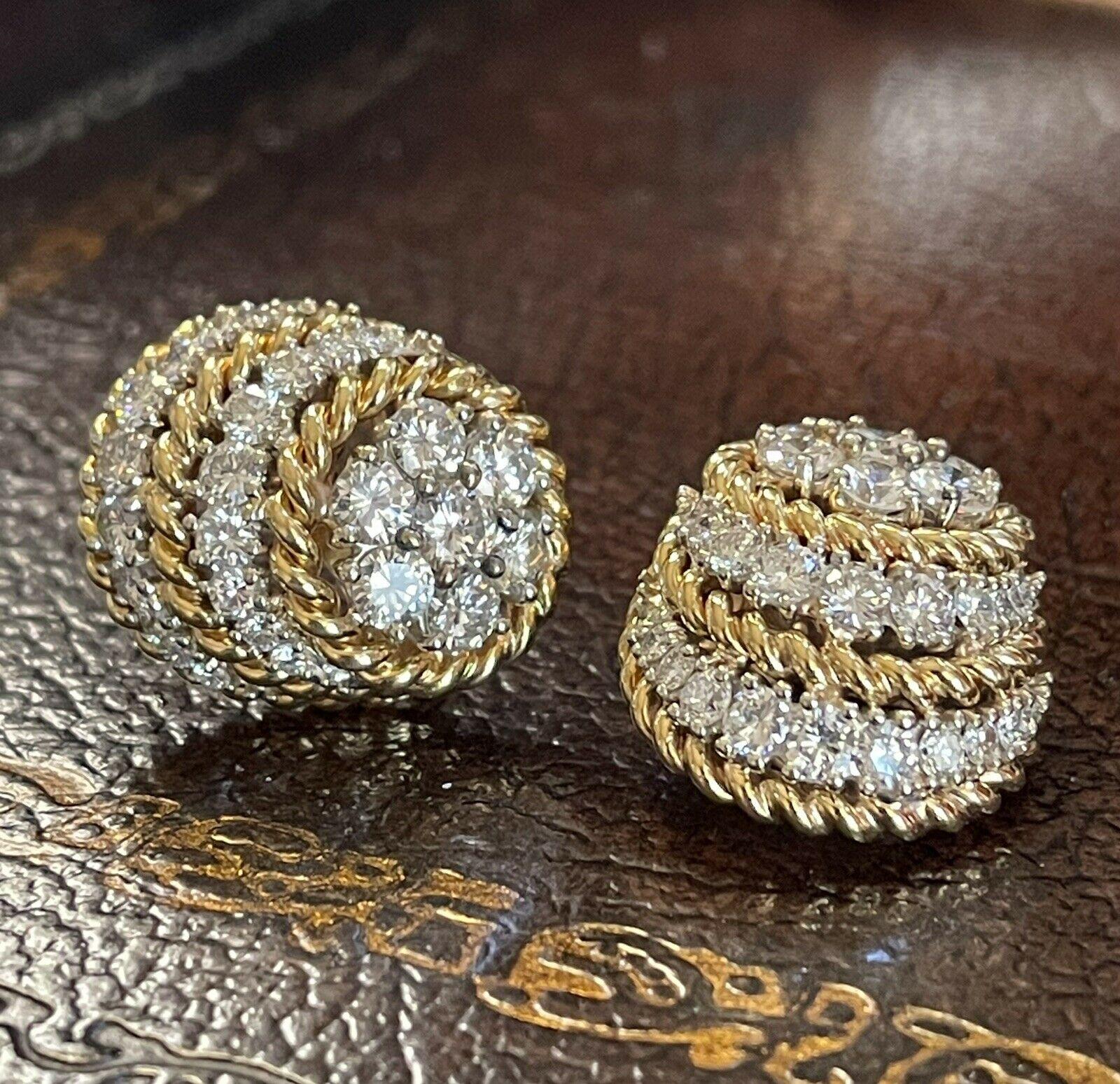 Designer Earrings, hand made, Top luxury

retail price on tag $26000

8.5 CT Vanilla Diamond (D color - VVS-IF clarity), Top Quality and very sparkly

Absolute high quality, luxury earrings

18K solid Yellow gold

1 Inch drop and 7/8 inch wide

27.3