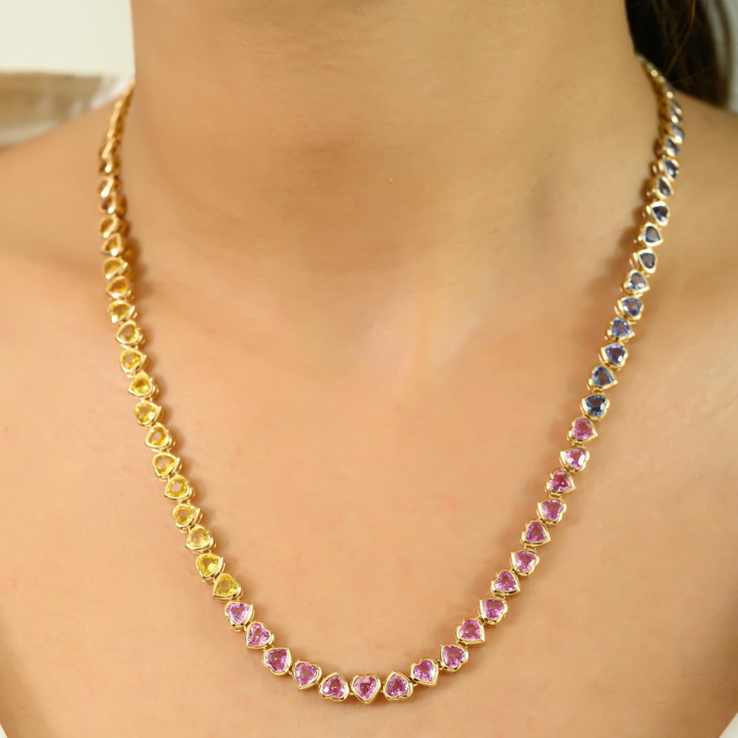Celebra el color y la elegancia con este impresionante collar, que incluye unos vibrantes 26,06 quilates de zafiros multicolor engastados en oro amarillo de 14 quilates. Cada zafiro está meticulosamente dispuesto para crear un degradado perfecto de