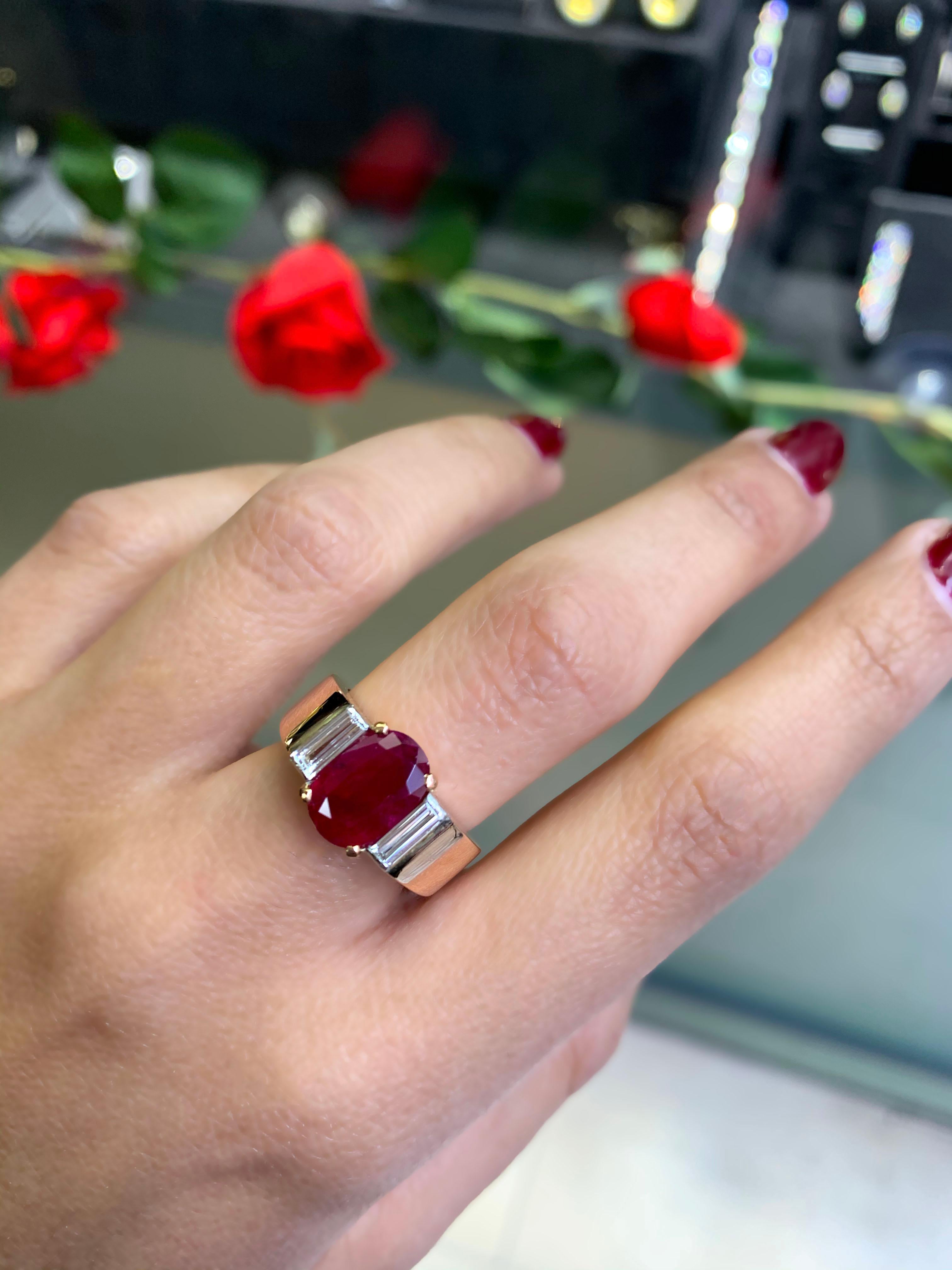 2.60 Carat Ruby and Diamond 18 Carat Yellow Gold Ring, circa 1960s In Good Condition For Sale In London, GB