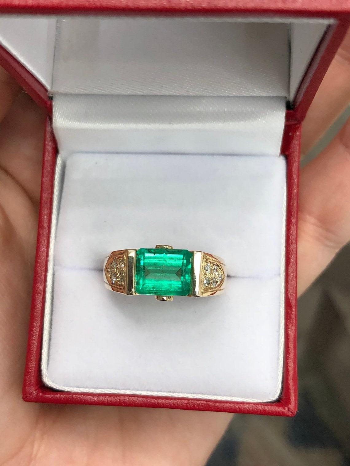 2.60tcw 14K East to West Colombian Emerald & Diamond Accent Ring In New Condition For Sale In Jupiter, FL
