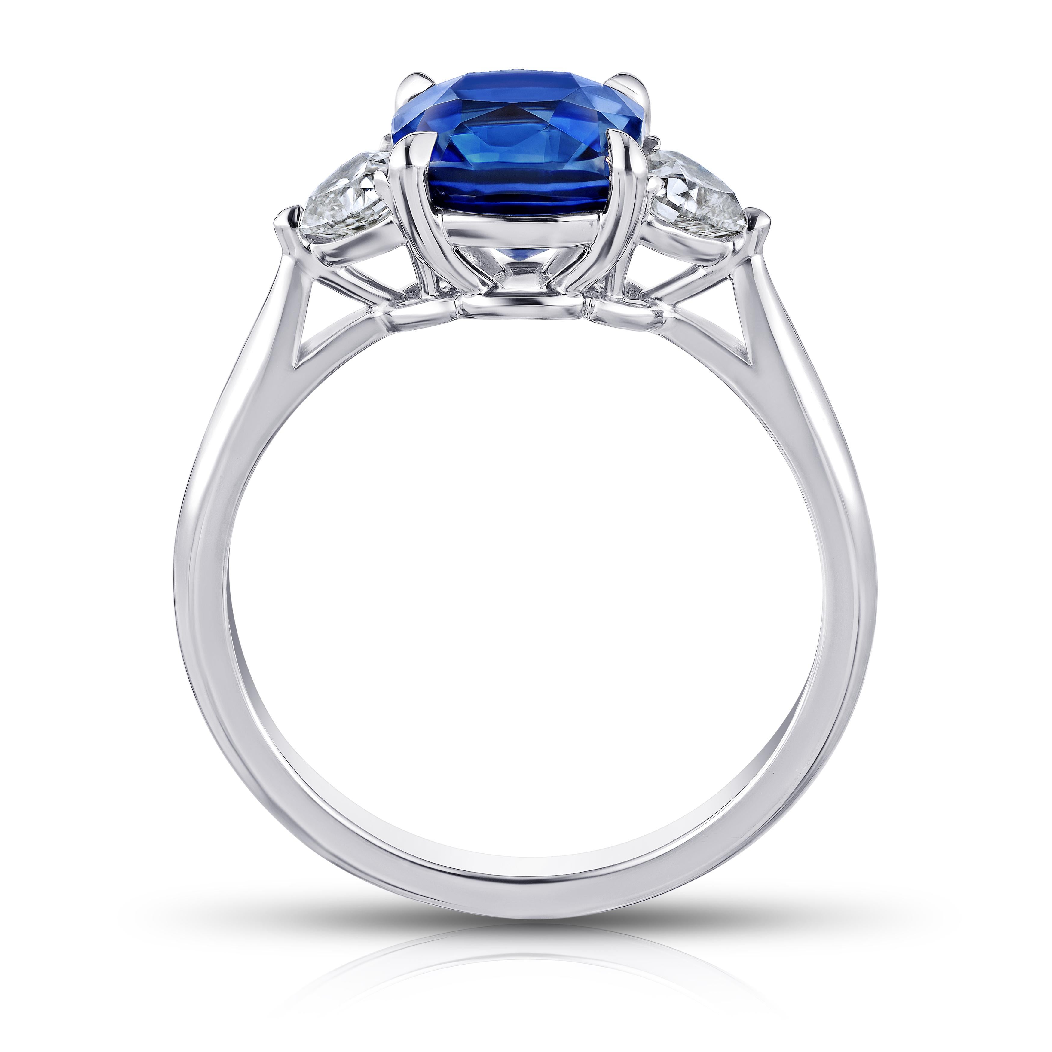 Ring mit 2.61 Karat blauem Saphir im Kissenschliff und Diamant (Zeitgenössisch) im Angebot