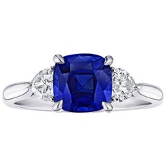 Ring mit 2.61 Karat blauem Saphir im Kissenschliff und Diamant