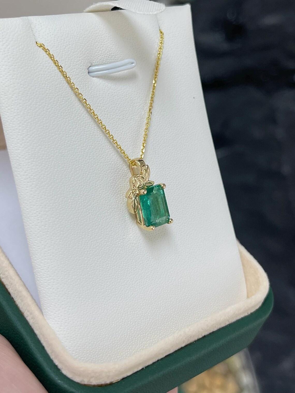 Artigiano Collana con ciondolo a motivi floreali con taglio smeraldo di 2,61 carati Greene & Greene & Greene in vendita