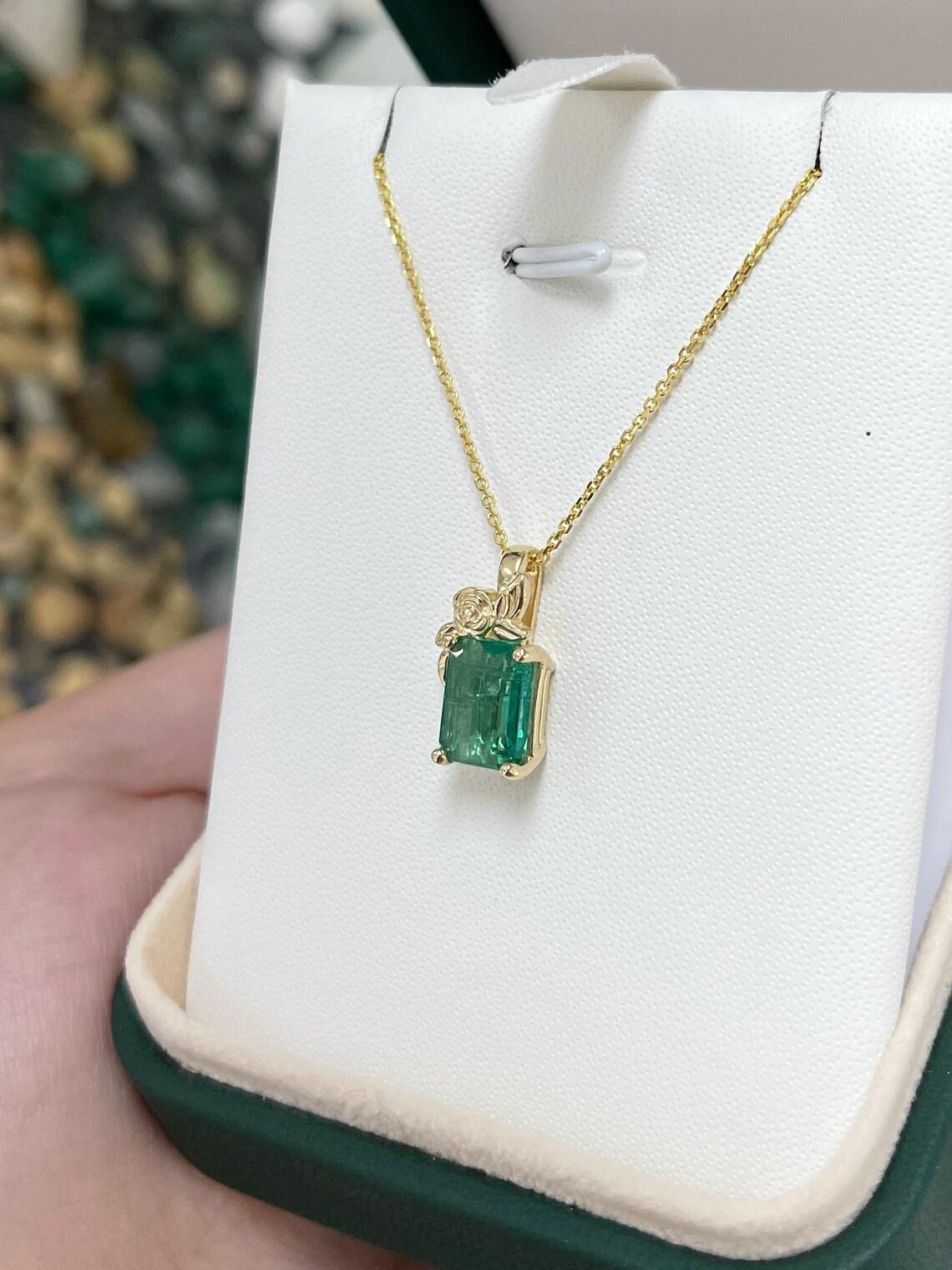 Taglio smeraldo Collana con ciondolo a motivi floreali con taglio smeraldo di 2,61 carati Greene & Greene & Greene in vendita