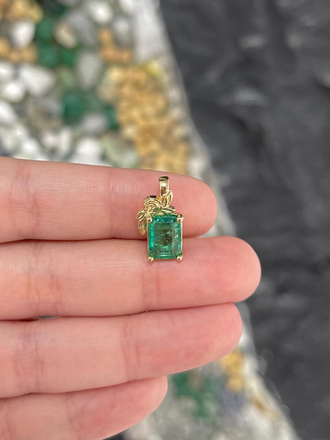 Collana con ciondolo a motivi floreali con taglio smeraldo di 2,61 carati Greene & Greene & Greene In condizioni Nuovo in vendita a Jupiter, FL