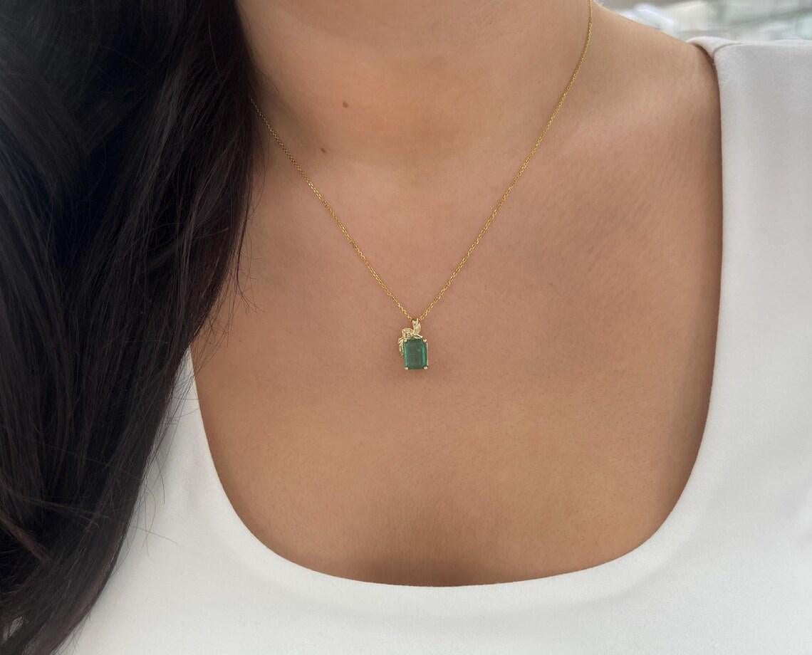 Collana con ciondolo a motivi floreali con taglio smeraldo di 2,61 carati Greene & Greene & Greene in vendita 1