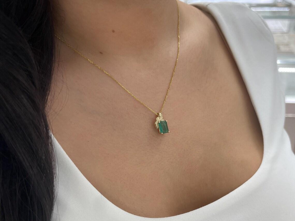 Collana con ciondolo a motivi floreali con taglio smeraldo di 2,61 carati Greene & Greene & Greene in vendita 2