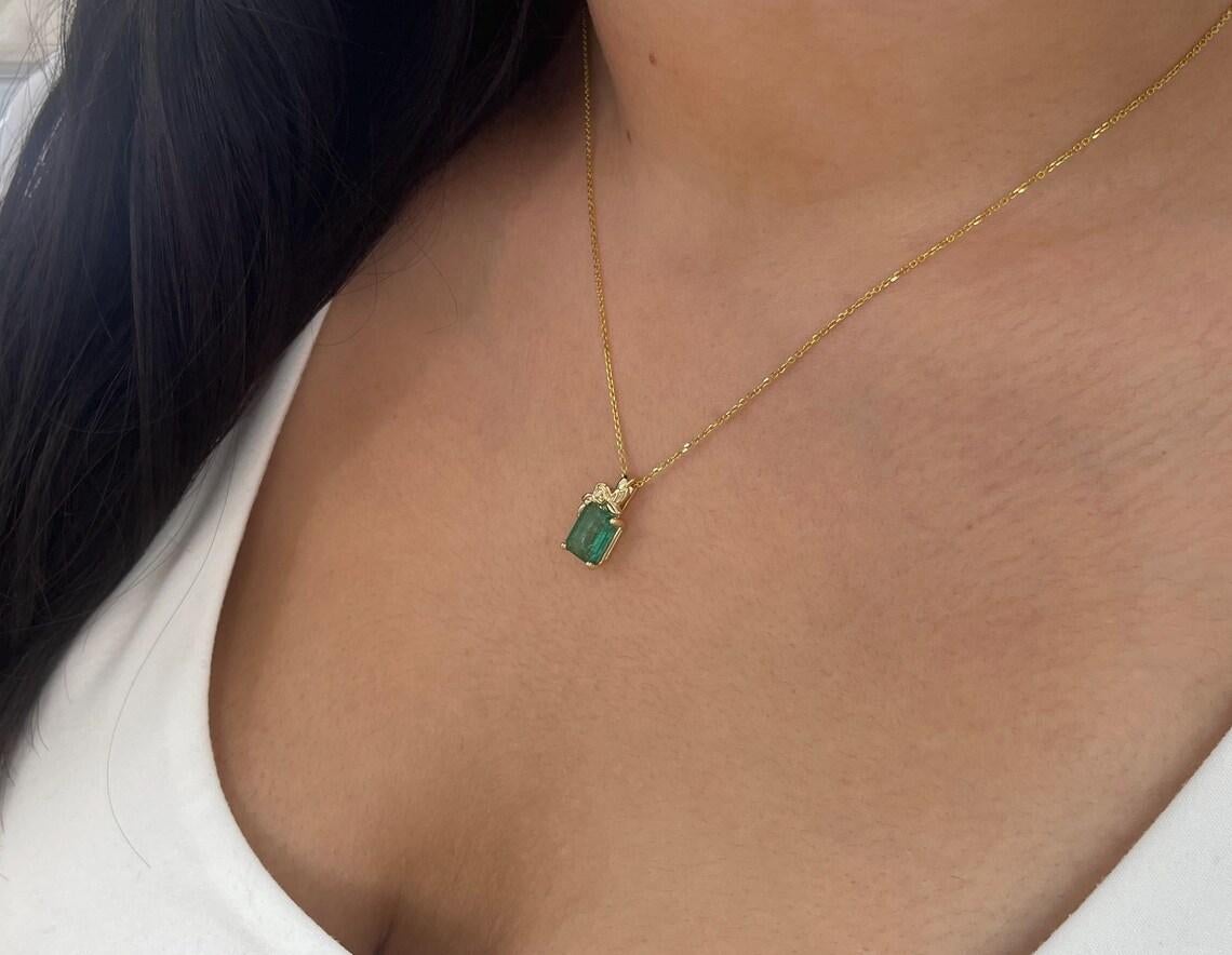 Collana con ciondolo a motivi floreali con taglio smeraldo di 2,61 carati Greene & Greene & Greene in vendita 3