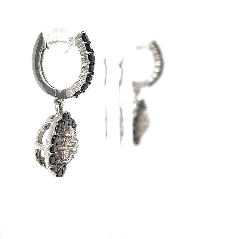 2.61 Karat Schwarzer Naturdiamant Weißer Diamant Weißgold-Baumel-Ohrringe

Diese Schönheiten haben schwarze Diamanten im Rundschliff mit einem Gewicht von 1,87 Karat und weiße Diamanten im Rundschliff mit einem Gewicht von 0,74 Karat. Das