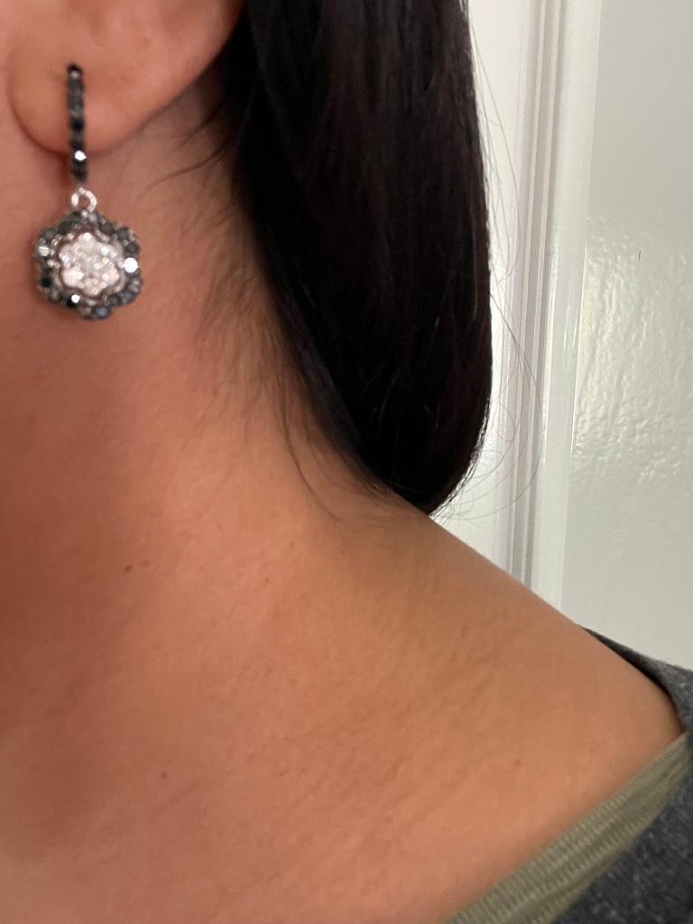 2,61 Karat Schwarzer Naturdiamant Weißer Diamant Weißgold-Baumel-Ohrringe (Rundschliff) im Angebot