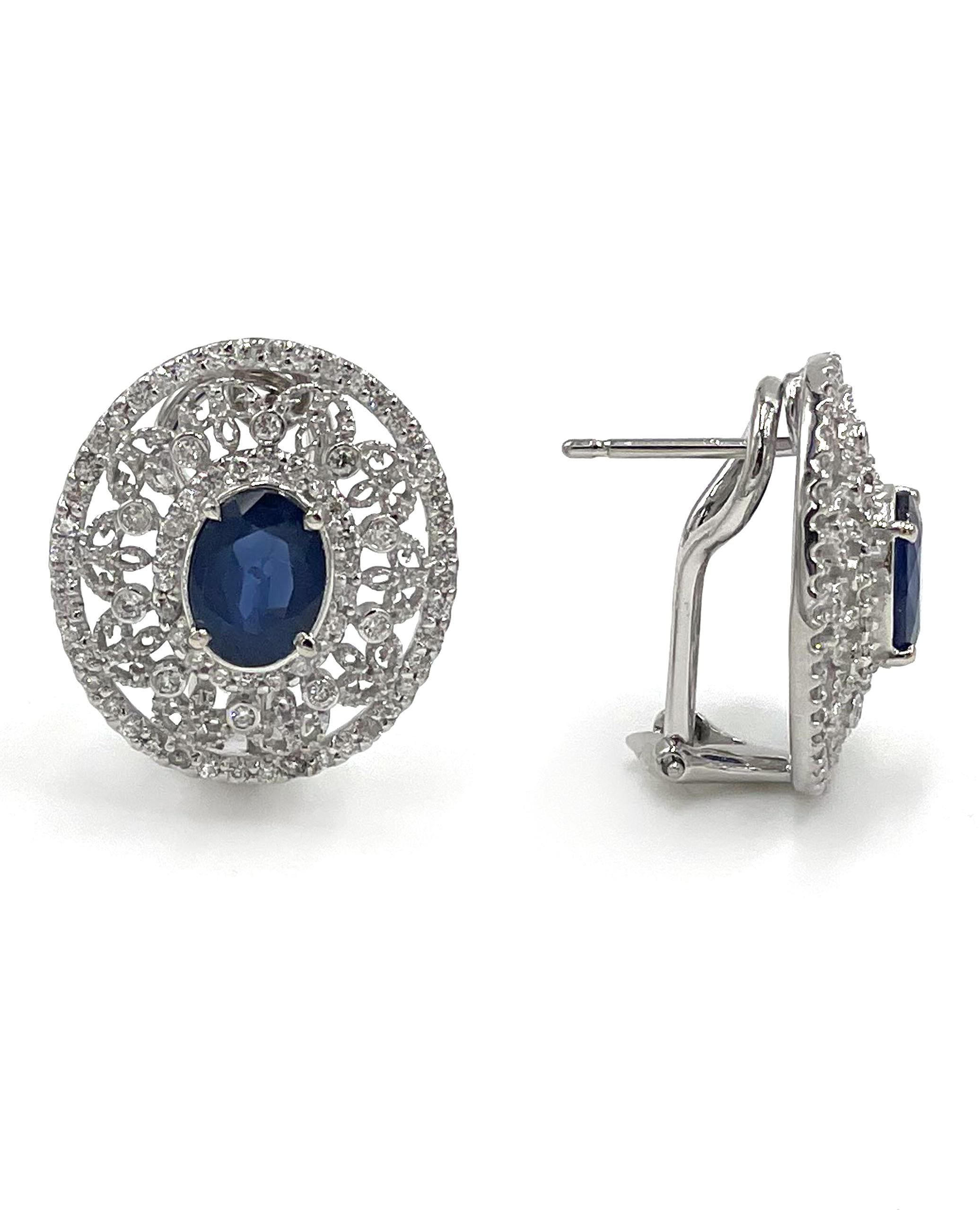 Boucles d'oreilles en or blanc 14K avec 160 diamants 0.80 carat et deux saphirs de forme ovale 2.61 carats.

Bague à levier française.