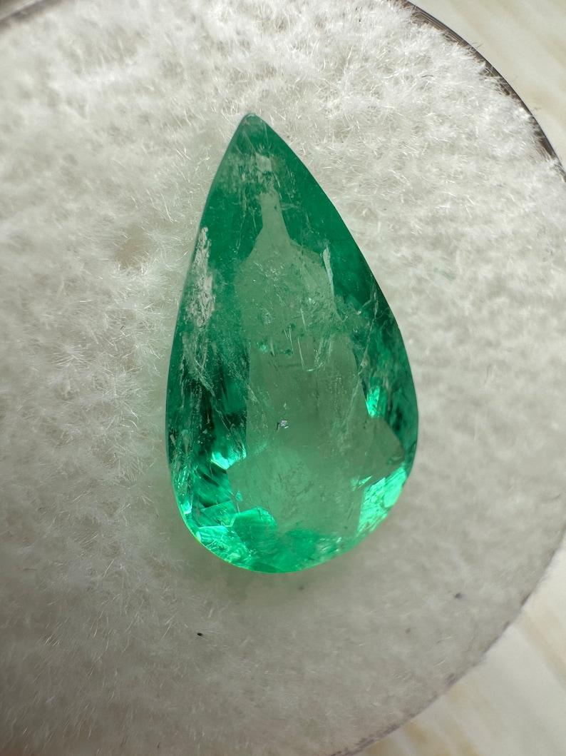 A. Stone: Smeraldo
Peso: 2,61 carati
Forma: Taglio a pera
Chiarezza: Trasparente
Lucentezza: Molto buono
Colore: verde medio chiaro
Misure: 13,94 mm x 7,91 mm x 4,37 mm
Origine geografica: Colombia
Trattamento: Naturale, oliatura

Commenti: A causa