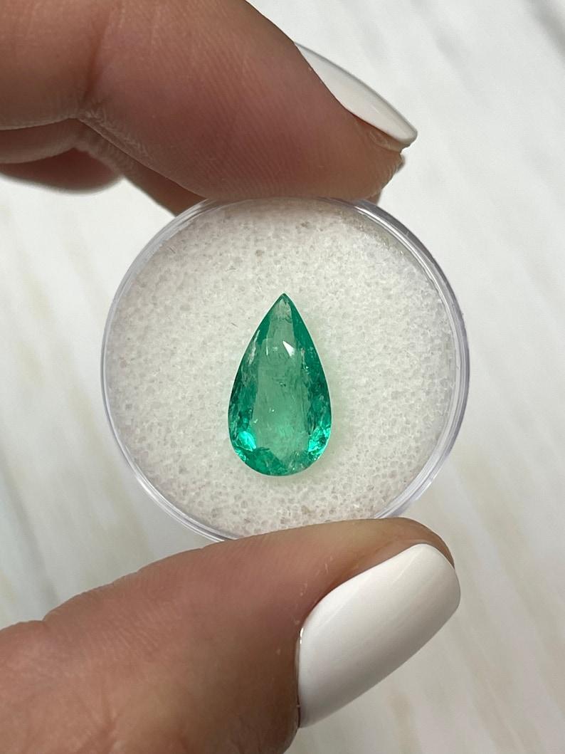 Moderno 2,61 carati di smeraldo colombiano verde e pronto per l'uso - pietra di maggio a goccia con taglio a pera in vendita