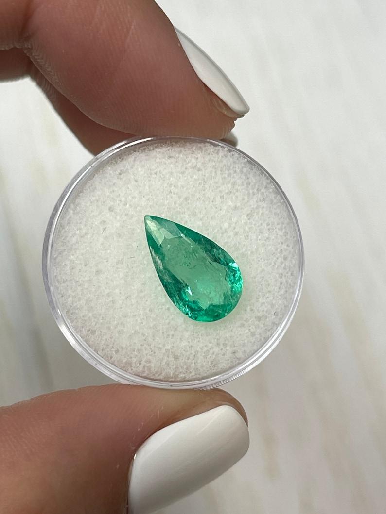 Taglio a goccia 2,61 carati di smeraldo colombiano verde e pronto per l'uso - pietra di maggio a goccia con taglio a pera in vendita