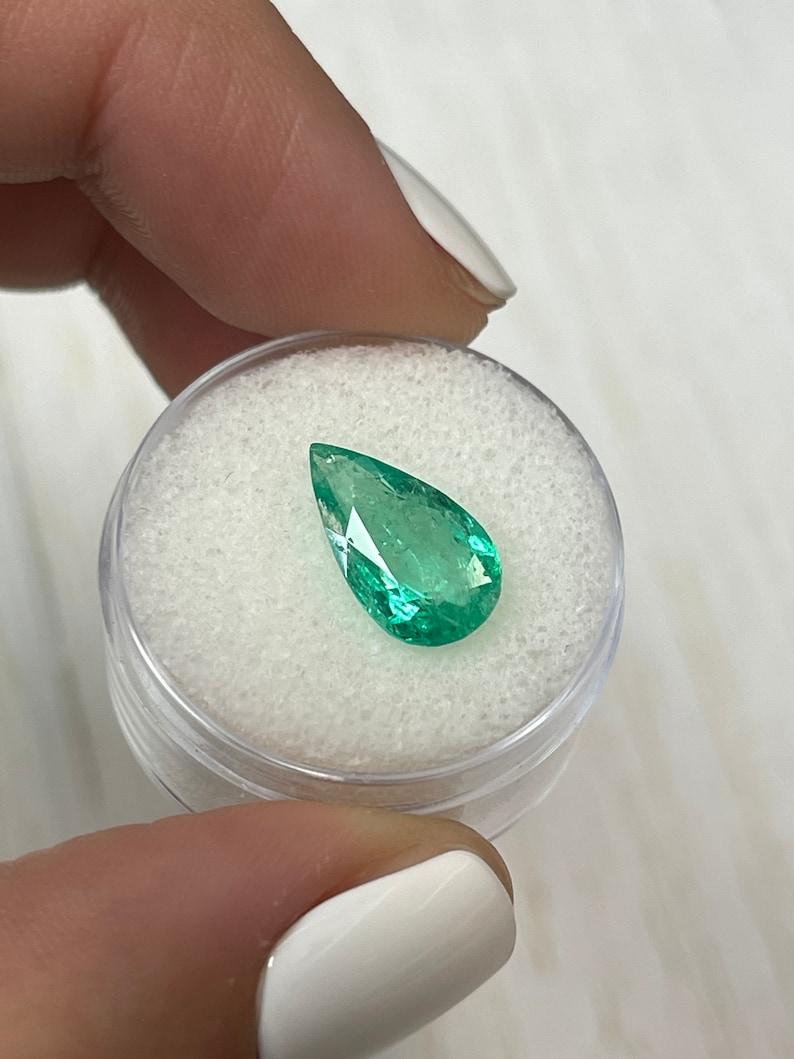 2,61 carati di smeraldo colombiano verde e pronto per l'uso - pietra di maggio a goccia con taglio a pera In condizioni Nuovo in vendita a Jupiter, FL