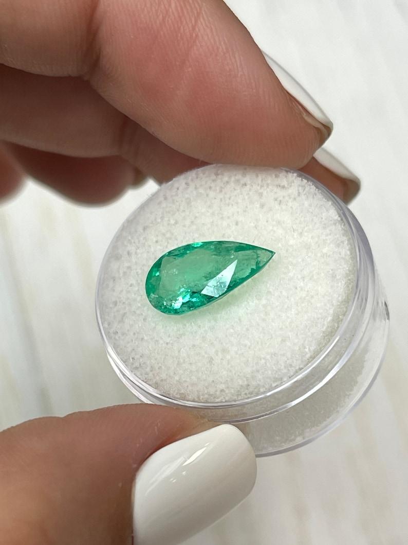 Donna 2,61 carati di smeraldo colombiano verde e pronto per l'uso - pietra di maggio a goccia con taglio a pera in vendita