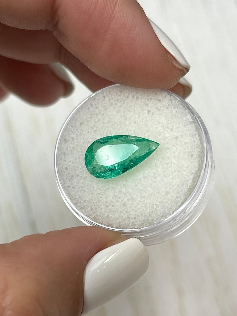 2,61 carati di smeraldo colombiano verde e pronto per l'uso - pietra di maggio a goccia con taglio a pera in vendita 1