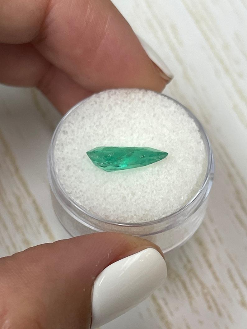 2,61 carati di smeraldo colombiano verde e pronto per l'uso - pietra di maggio a goccia con taglio a pera in vendita 2