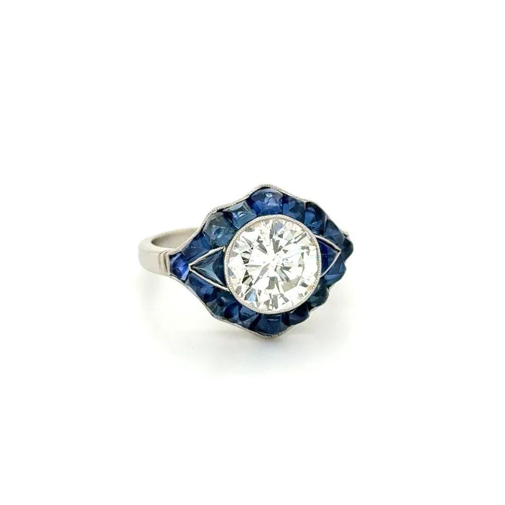 Sencillamente hermoso Anillo de cóctel vintage de platino con diamantes y zafiro azul pulido. Con un diamante transicional de 2,61 quilates engarzado a mano. Rodeada de 8,12tcw de Zafiros Buff Top. Montura de filigrana de platino hecha a mano.