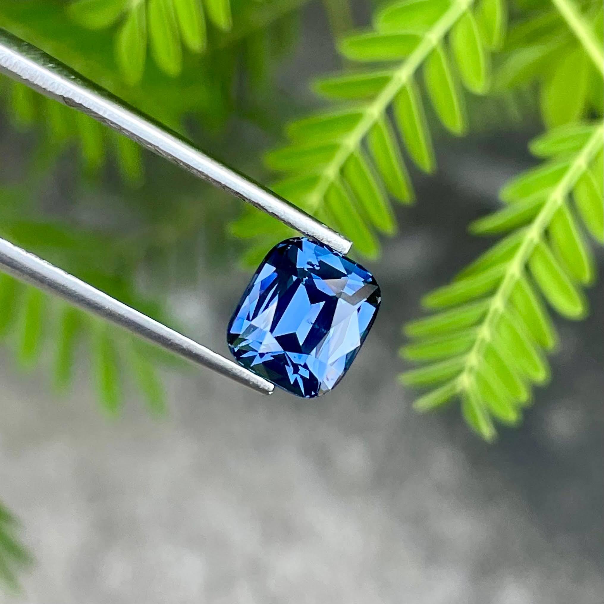 2,61 Karat Natürlicher Farbwechsel Spinell Stein Cushion Cut Tansanischer Edelstein für Damen oder Herren im Angebot
