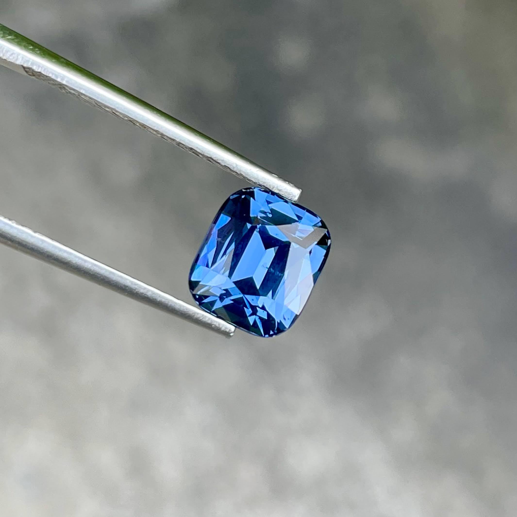 2,61 Karat Natürlicher Farbwechsel Spinell Stein Cushion Cut Tansanischer Edelstein (Moderne) im Angebot