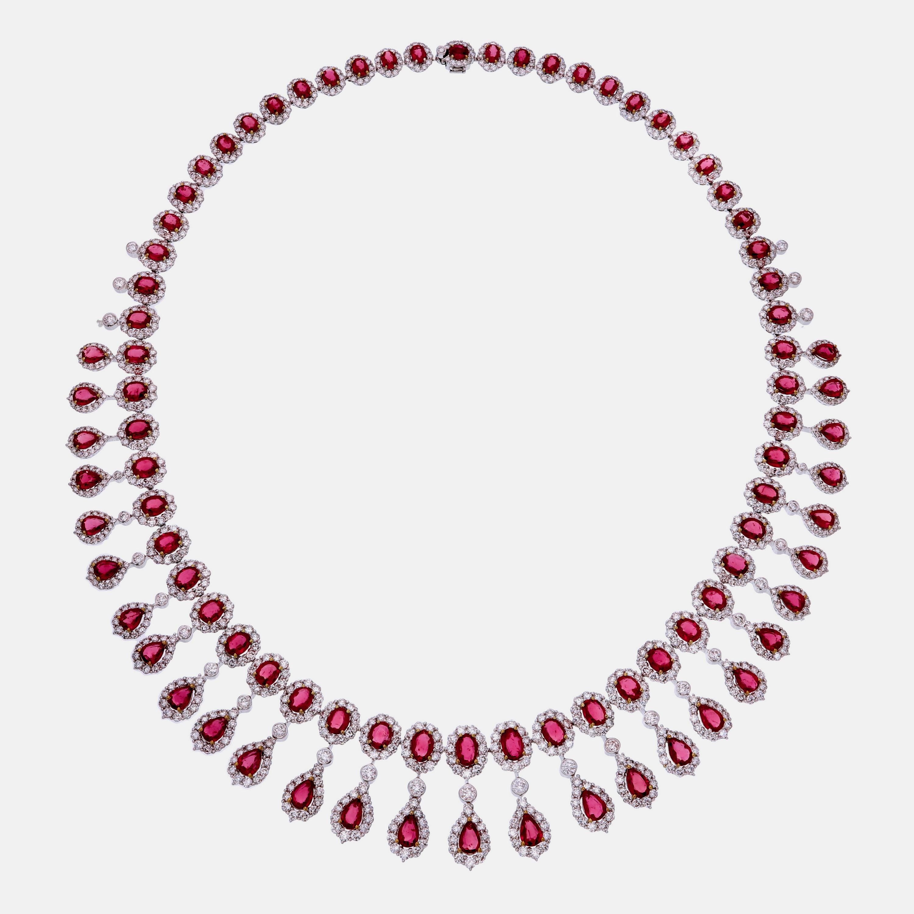 Un'elegante collana di rubini e diamanti del Mozambico  Il modello presentato da REWA jewels è realizzato a mano in oro bianco da 18 carati.

Ha 29 pezzi di rubini del Mozambico a forma di pera per un peso di 9,21 carati circa e  58 rubini di forma