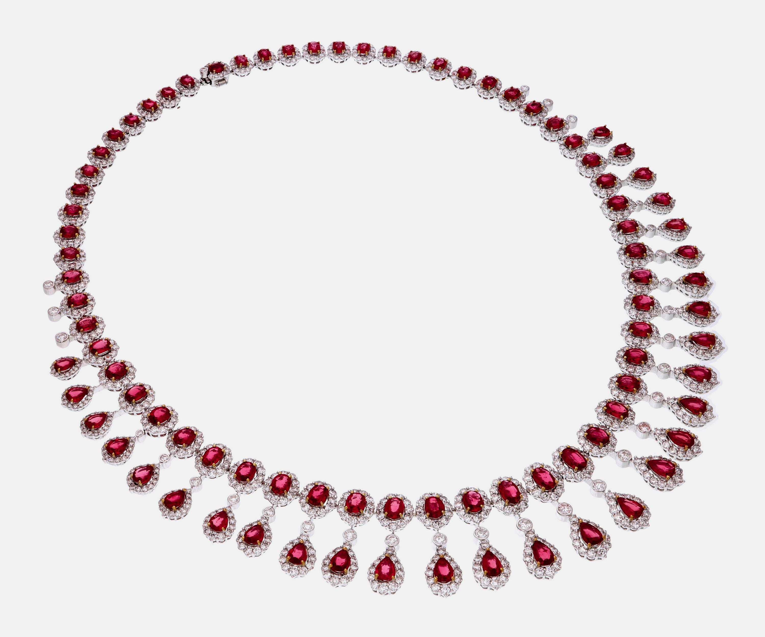 Taglio a goccia Collana di rubini e diamanti del Mozambico da 26,13 carati in oro bianco da 18 carati in vendita
