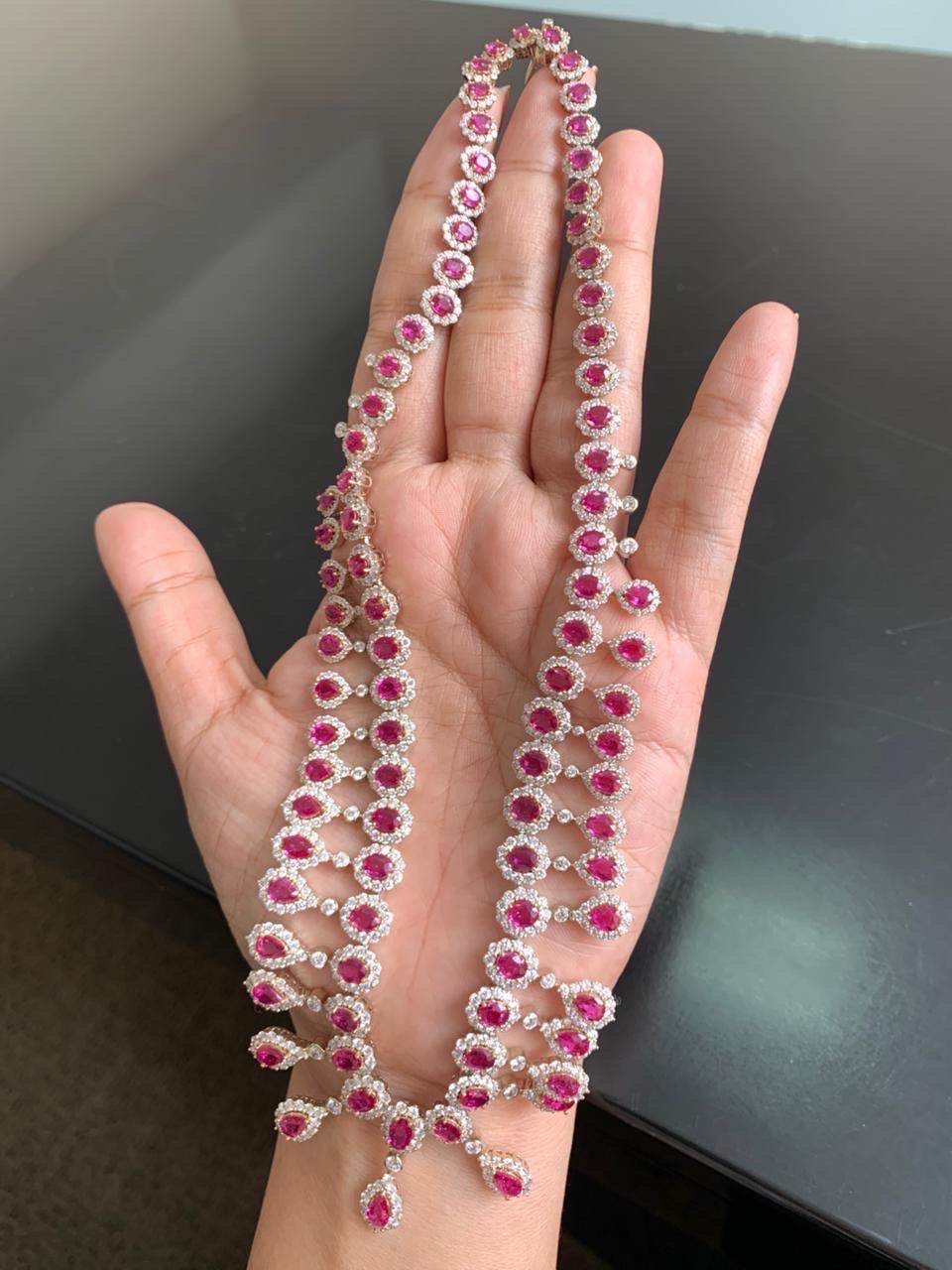 Collana di rubini e diamanti del Mozambico da 26,13 carati in oro bianco da 18 carati In condizioni Nuovo in vendita a Bangkok, TH