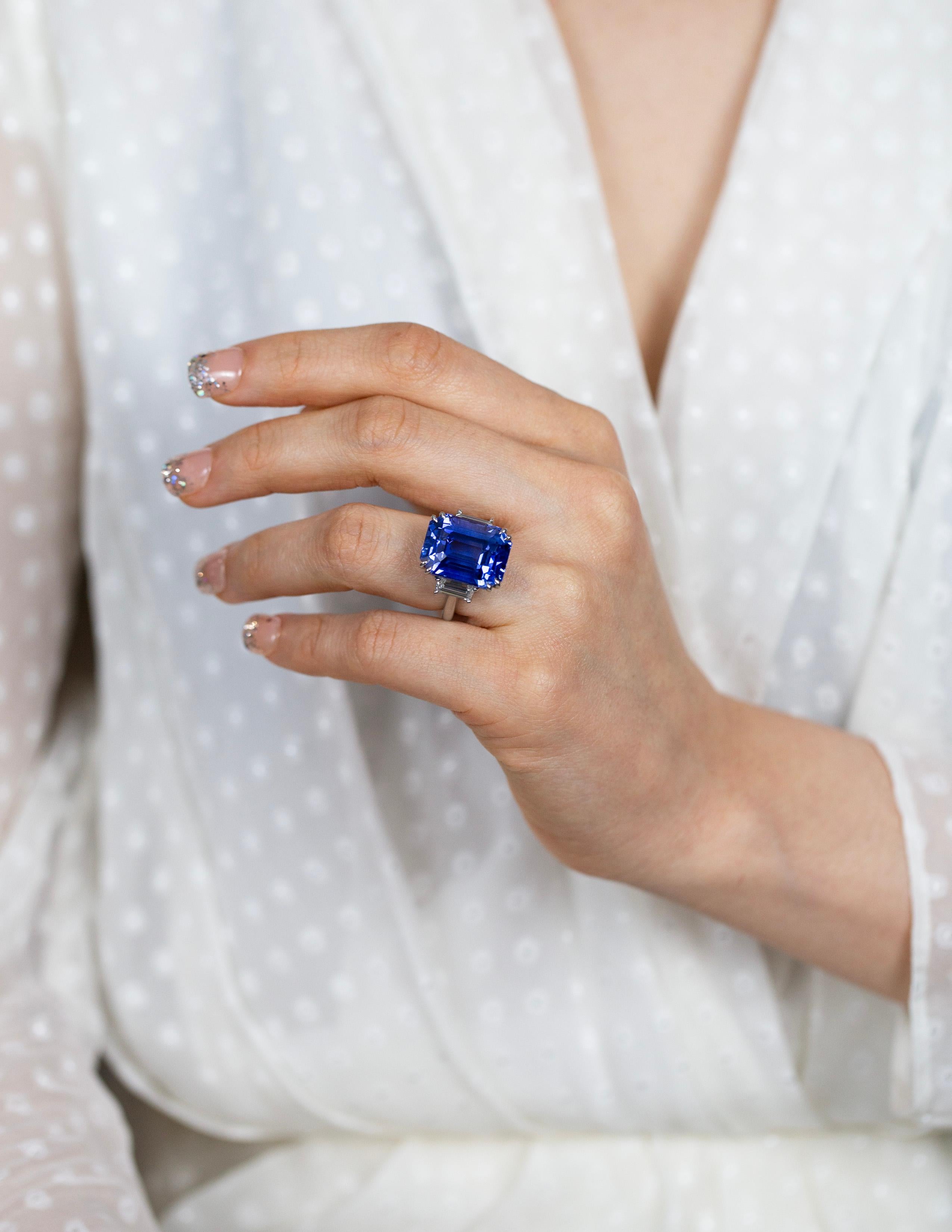 Bague de fiançailles avec saphir bleu de Ceylan taille émeraude de 26,14 carats et diamants en vente 1