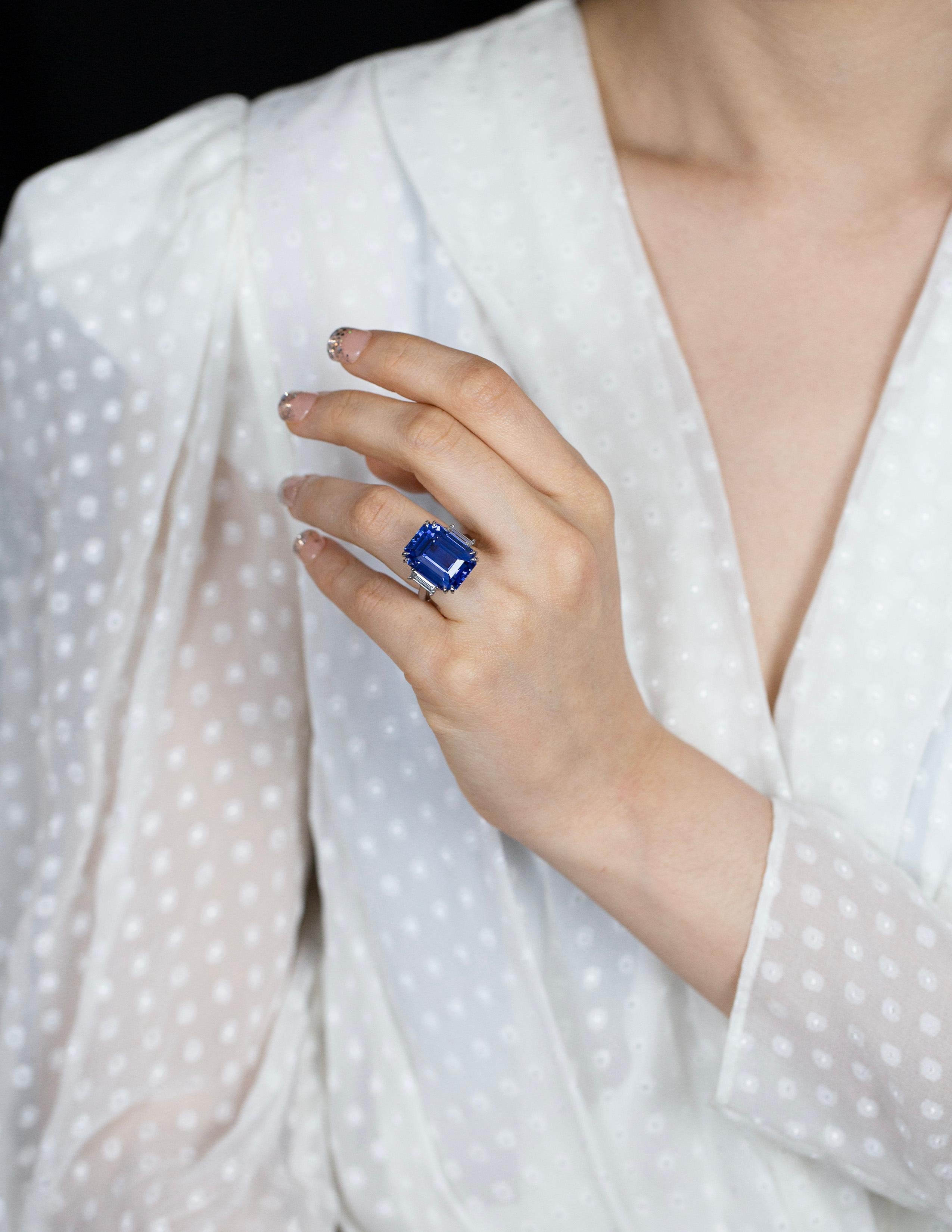 Bague de fiançailles avec saphir bleu de Ceylan taille émeraude de 26,14 carats et diamants en vente 2