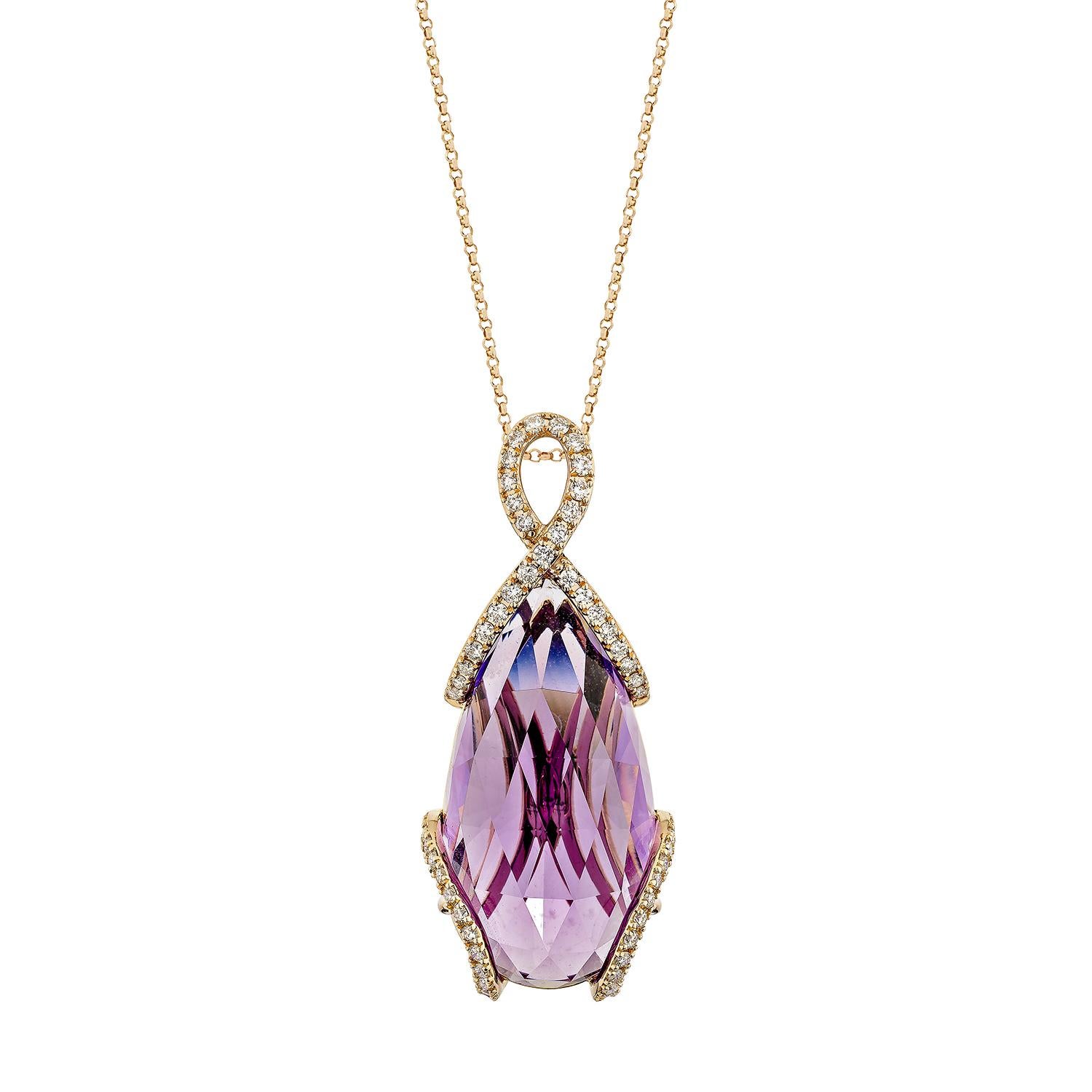 Ce pendentif en améthyste est composé d'une pierre simple et attrayante en forme de poire qui convient à toutes les occasions. Sa forme est particulière et dynamique. Ce bijou est orné de diamants étincelants. Le pendentif en améthyste serti d'or