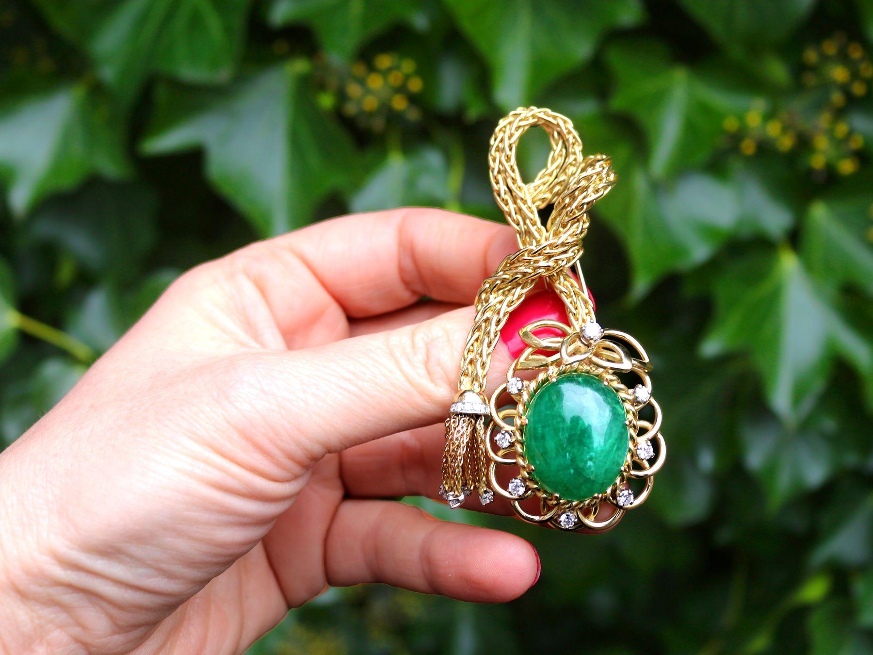 Une superbe broche française vintage en or jaune 18 carats, composée d'émeraudes de 26,16 carats et de diamants de 0,95 carat, qui fait partie de nos diverses collections de bijoux en émeraudes.

Cette superbe broche vintage a été réalisée en or