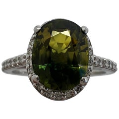 2,61 carati di zaffiro australiano bicolore verde-giallo e anello aureolato con diamante in platino