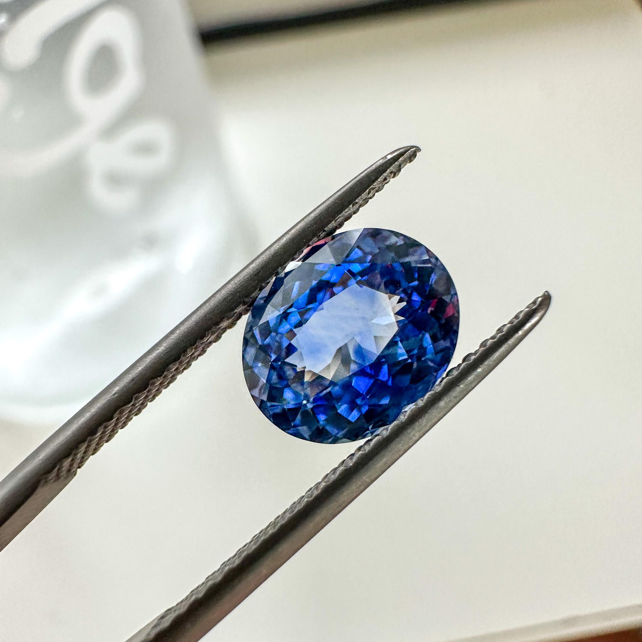 Stunning natural certified Cornflower Blue sapphire, Oval Mix cut - NO HEAT. 

The blue sapphire is certified and is unheated, just as nature created it. The brilliance of this stone is spectacular, it is a very lively sapphire.

No heat sapphires