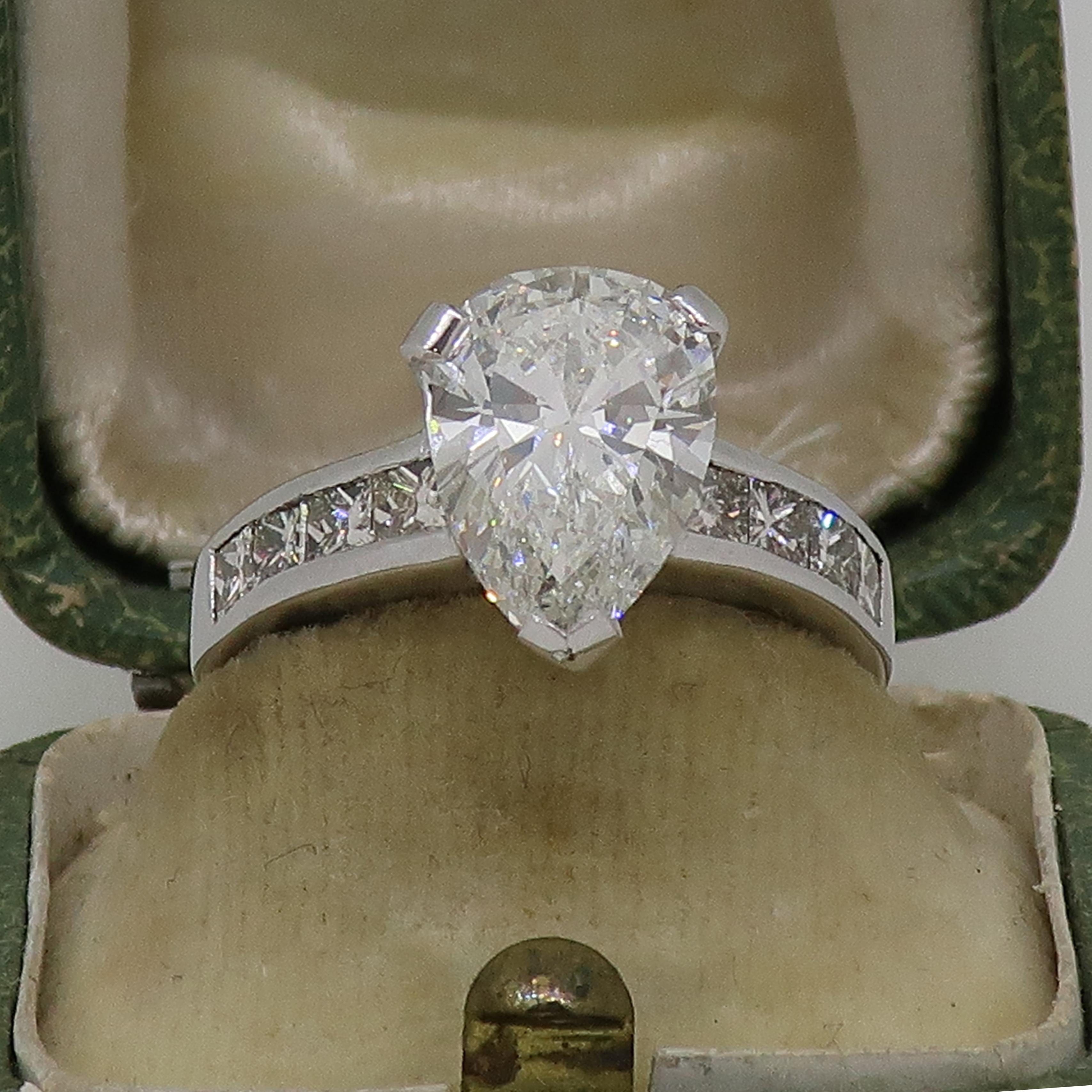 2.61ct Pear Shape Diamond Solitaire with Diamond Shoulders 18 Karat White Gold In Good Condition In East Grinstead, GB