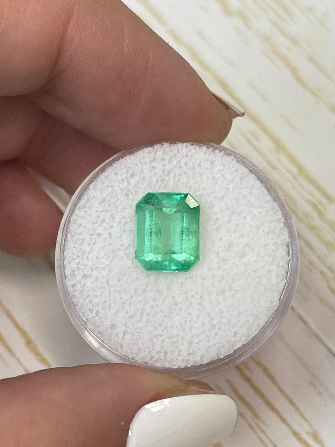 Stein: Smaragd
Gewicht: 2,62 Karat
Form: Smaragd-Schliff
Klarheit: Transparent
Lüster: Sehr gut
Farbe: Gelblich grün
Abmessungen: 9,52 mm x 7,81 mm x 5,16 mm
Geografische Herkunft: Kolumbien
Behandlung: Natürlich, Ölen

Anmerkungen: Aufgrund der