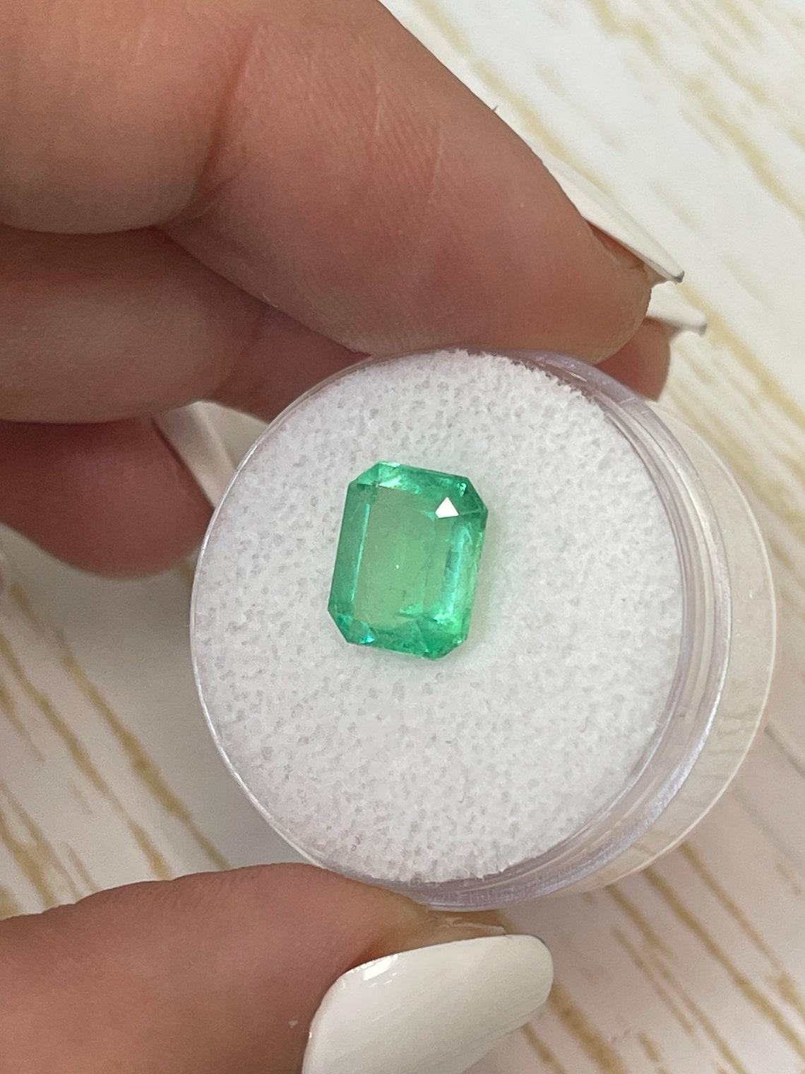 2.62 Karat 9,5x8 Gelbgrüner kolumbianischer Smaragd im Smaragdschliff Mai Geburtsstein im Smaragdschliff (Moderne) im Angebot