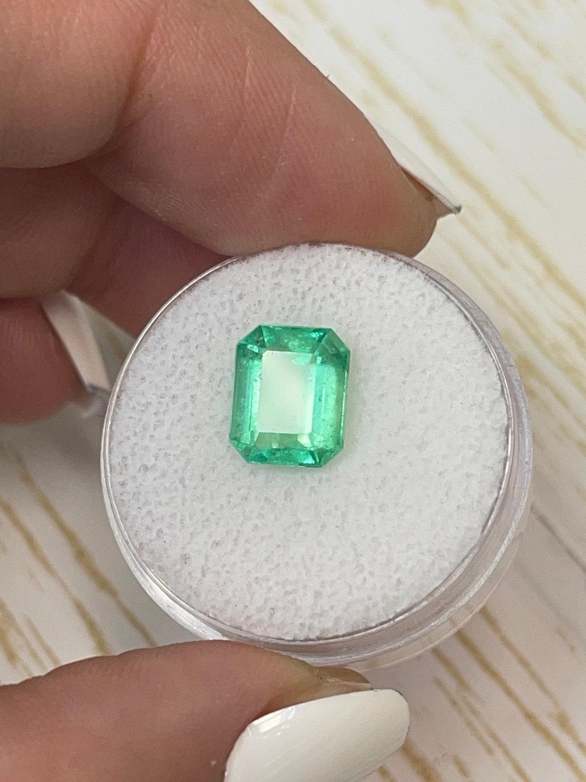 2.62 Karat 9,5x8 Gelbgrüner kolumbianischer Smaragd im Smaragdschliff Mai Geburtsstein im Smaragdschliff im Zustand „Neu“ im Angebot in Jupiter, FL