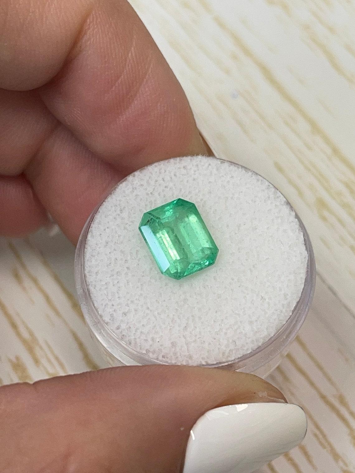 2.62 Karat 9,5x8 Gelbgrüner kolumbianischer Smaragd im Smaragdschliff Mai Geburtsstein im Smaragdschliff Damen im Angebot