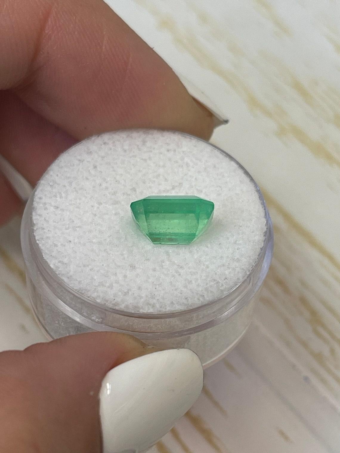 2.62 Karat 9,5x8 Gelbgrüner kolumbianischer Smaragd im Smaragdschliff Mai Geburtsstein im Smaragdschliff im Angebot 1